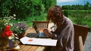 Elena Ferrante denkt in ihren Essays die Frauenliteratur neu — der Freitag