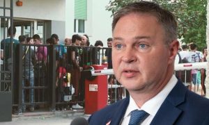 Fantasie-Zahlen und „Wiesengeburt“: Ex-Chef von Traiskirchen bezichtigt Babler der Lüge