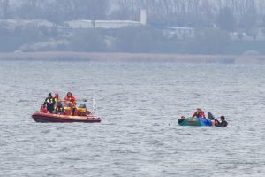 Walrettung geht weiter: Fahrrinne wird ausgespült – Flossenbewegungen zu sehen