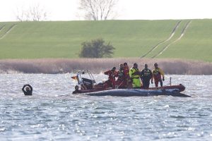 Wal ist über Nacht allein – Helfer ziehen sich in Dunkelheit zurück