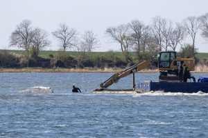 Harte Arbeit der Taucher gegen die Zeit und den Wasserstand